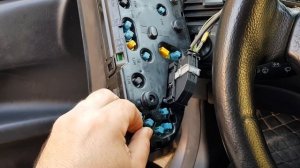Как поменять лампочки на панели приборов