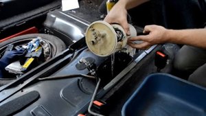 Replacing the fuel pump, Saab 9000 CD 1991