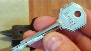 Полезная самоделка из старого ключа