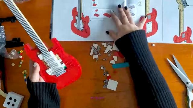 레고® 아이디어 Fender® Stratocaster™ 기타 #21329 guitar LEGO смотреть онлайн