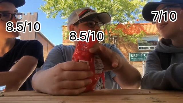 ON ESSAIE LES BARRES DE CHOCOLAT MRBEAST!! (Product review #1)