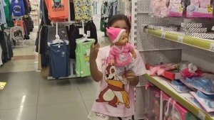 Выбираем кукле Лизе одежду. Покупаем новую игрушку Еве