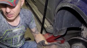 MERSEDES BENS Vito 639 Замена передних супортов и тормозных дисков.