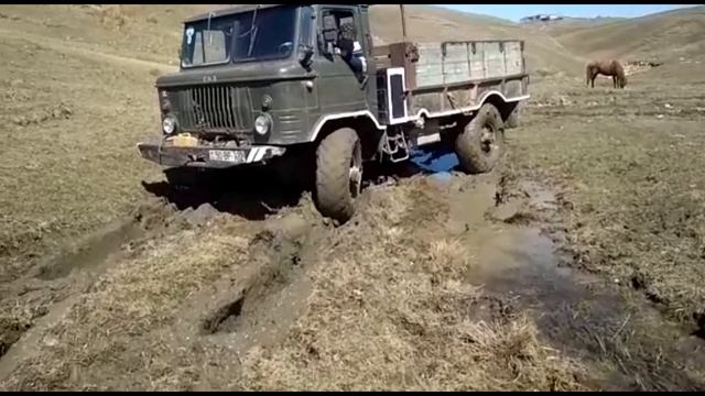 Шишига Газ 66 застрял в грязи | Сравнение грузовиков в подеъме | Оффроуд грузовиков смотреть онлайн