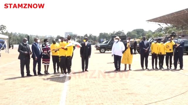MUSEVENI's NEW MAYBACH BENZ WEIGHING 5,280LBS WHEELS IN AT KOLOLO. IT’s A SIGHT TO BEHOLD. смотреть онлайн