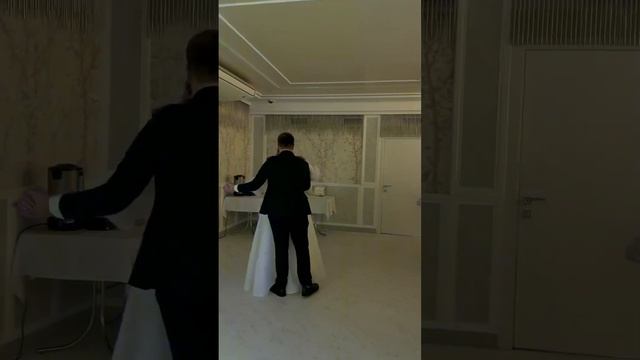 Первый танец молодоженов. Замечательная пара! С красивым танцем #ведущий #ведущийсвадьбы #свадьба