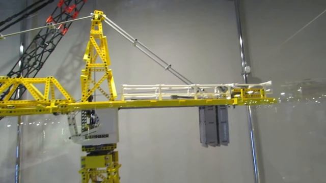 Lego -Liebherr top-slewing crane 132 EC-H8 and Liebherr LR11000,Najwyższy obrotowy żuraw смотреть онлайн