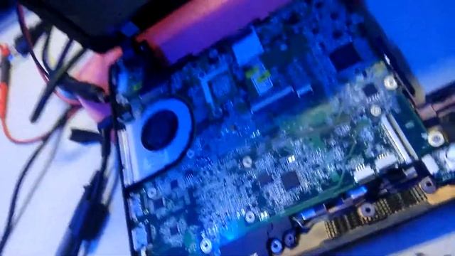 Questo piccolo Acer si spegne dopo pochi secondi.. e poi.. si riaccende. смотреть онлайн