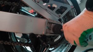 Как правильно снять заднее колесо. На примере Suzuki gsx r 750.
