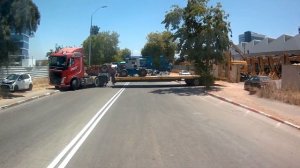 Трал, заезд задним ходом на территорию.