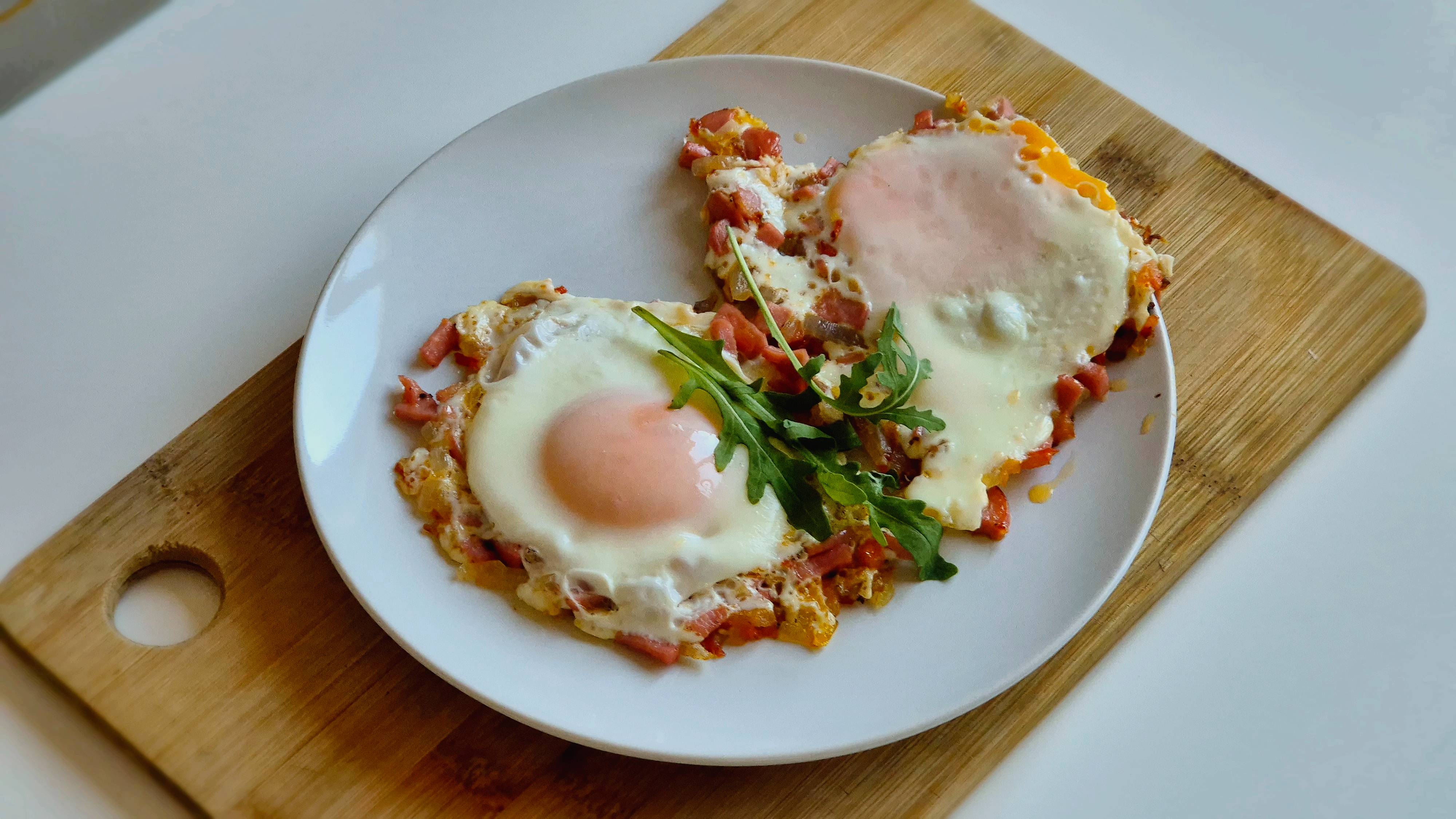 Яичница с овощами и сосиской.