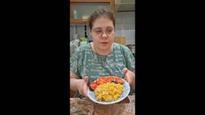 Ирина Рис Мукбанг - Картошка с яйцом, Баклажаны с Помидорами и майонезом, Селедочка