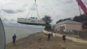 В Дивноморском краном подымают лодку