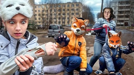 МАМКА ВЫГУЛИВАЛА КВАДРОБЕРОВ И ОНИ УКУСИЛИ МОЮ МЛАДШУЮ СЕСТРУ. МАМКА НАБРОСИЛАСЬ НА СЕСТРУ смотреть онлайн