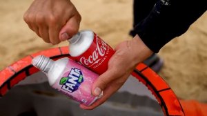 Гигантская паста Eruption Yellow из Well Pit, Coca Cola против Mentos и Mirinda, 7up, Monster, Fanta