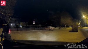 Мужик бьёт машину и пытается уехать .