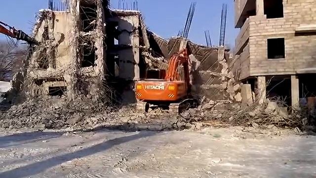 Демонтаж здания. Аренда гидромолота