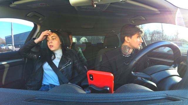 ТАКСИСТ ОБЛАПАЛ ДЕВУШКУ в ТАКСИ / РЕАКЦИЯ ЛЮДЕЙ смотреть онлайн