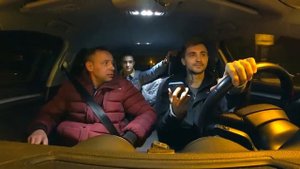 ПСИХИЧЕСКИ НЕНОРМАЛЬНЫЙ ПАССАЖИР НАБРАСЫВАЕТСЯ С КУЛАКАМИ В ТАКСИ