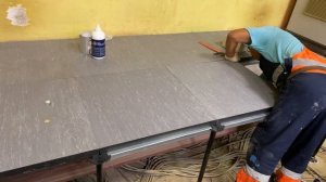 Монтаж фальшпола в кроссовой.