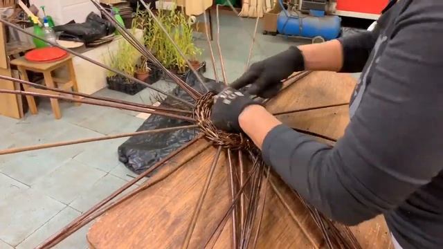 Русская ива.Урок 17. Плетение крышки для купели. смотреть онлайн