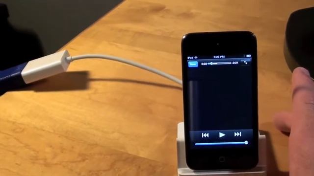 Apple iPod Touch 4G Dock to VGA Adapter Demo смотреть онлайн