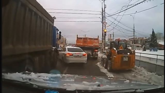 ДТП.Грузовик давит легковушку