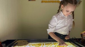 Песочная анимация на тему "Горы" рисует  Эрика Маслова