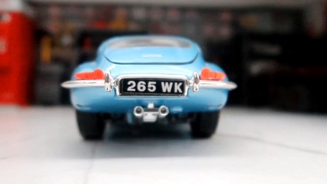 1/18 Scale 1961 Jaguar E-Type by Bburago made in Italy miniature diecast model