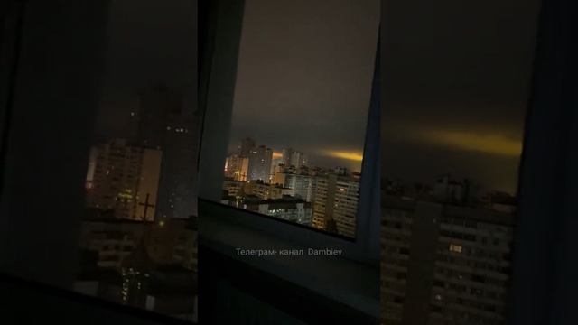 Атмосферное видео вчерашней работы украинской ПВО в Киеве.