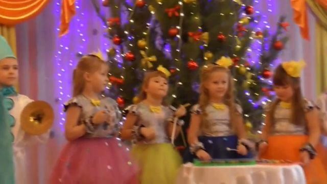Детки - музыканты на новогоднем утреннике. Смотреть - одно удовольствие! смотреть онлайн