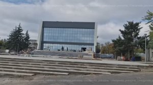 Строители из Санкт-Петербурга восстанавливают кинотеатр «Комсомолец» в Мариуполе