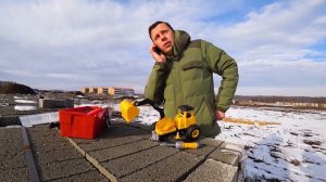 Весёлый Лёва Играет в Большой Песочнице Монстр Траком и Пожарной машиной.