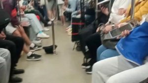 Поют в вагоне метро СПБ