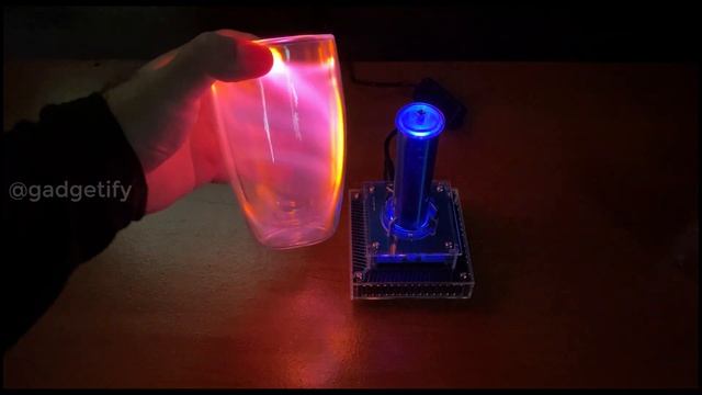 ⚡ This Handmade Plasma Glass Lights Up Around a Tesla Coil смотреть онлайн