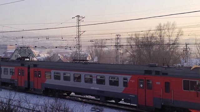 Электропоезд ЭД4М-0329 и приветливая бригада. смотреть онлайн