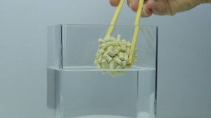 Биоразлагаемый наполнитель ТОФУ для кошек растворился в стакане с водой