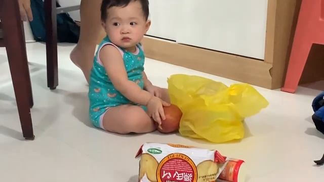 Baby QQ randomly eat an apple смотреть онлайн