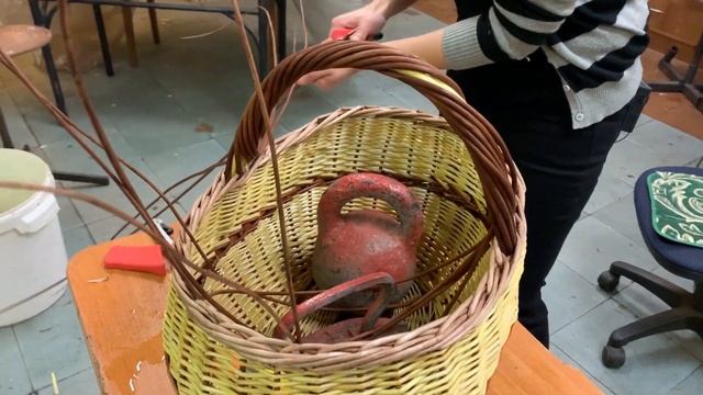 Русская ива. Овальная корзина. Часть 5. Плетение ручки смотреть онлайн
