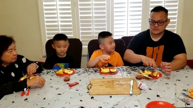 Magic Berry Experiment Make Sour Taste Sweet! смотреть онлайн