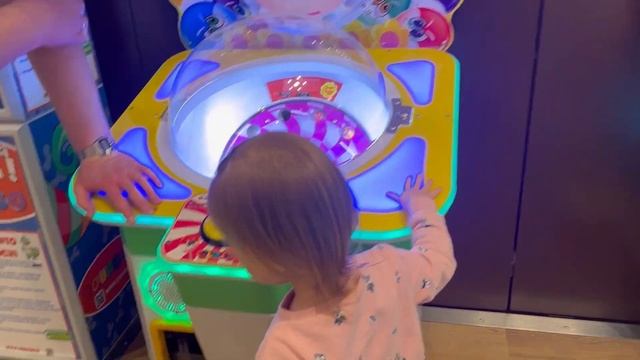 Мини аттракционы за монетку | Игрушка из аппарата СКВИШ смотреть онлайн