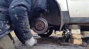 Замена тормозных колодок Лада гранта в домашних условиях.