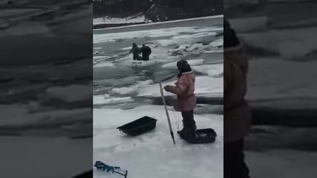 Оторвало льдину с рыбаками !