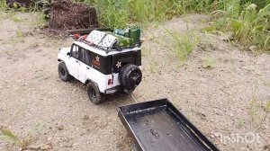 RC модель УАЗ Хантер на бездорожье с прицепом.