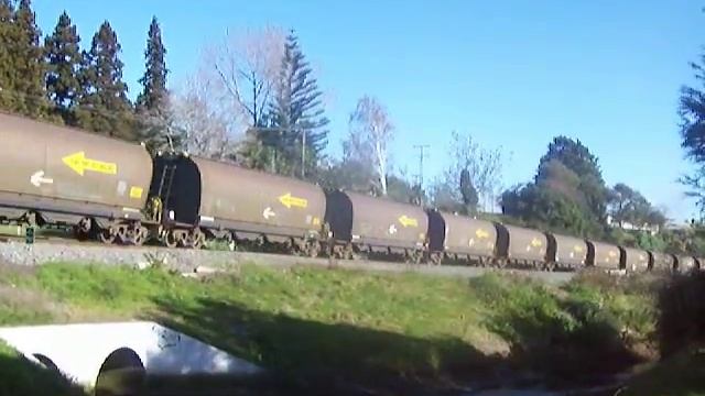 GC-4 Genesis coal train heads past the Matua marshlands 15/07/2011 смотреть онлайн