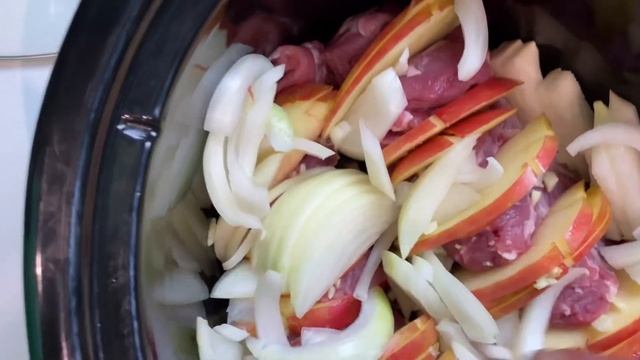 Tehraney’s Table: Crockpot Apple Cinnamon Pork Loin and Classic Ratatouille смотреть онлайн