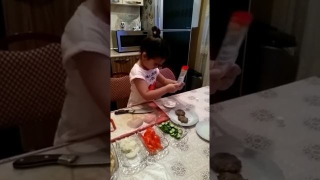 5 yaşlı aşbaz döner ve hamburger bişirir. Baby hamburger BABY KİDS AŞBAZ YEMEKLER