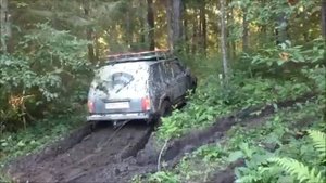 Нива 2131 в грязи с блокировками на 31 тапках.