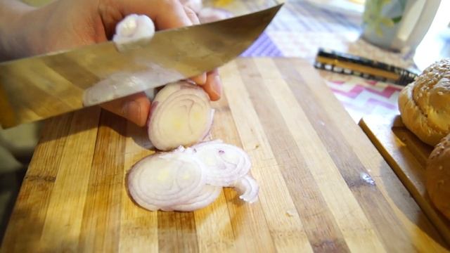 Делаем гамбургеры - отличная альтернатива шашлыку в ненастную погоду.
