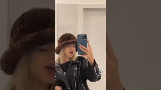 Юлька Шпулька разбила свой айфон #юлькашпулька #юлягаврилина смотреть онлайн